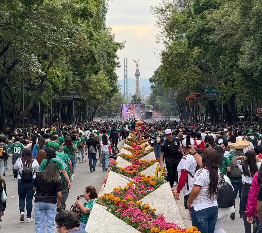 Aficionados llegan al Ángel previo al partido del Tri. Foto: N+